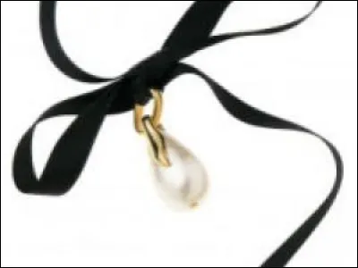 Similaire à la ferronnière, comment est appelé ce ruban porté en tour de cou auquel est suspendu un pendentif ?