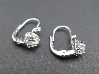 Que sont ces boucles d'oreilles caractérisées par un style d'attache particulier ?