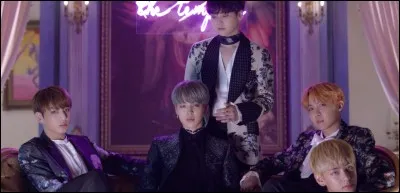 Dans " Blood Sweat & Tears", qui fait du vélo dans le musée ?