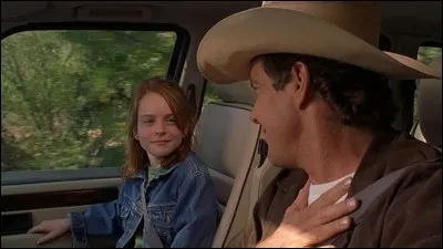 À l'hôtel, que dit Aline à Samy pour qu'il lui saute dessus ? (Samy est un chien.)