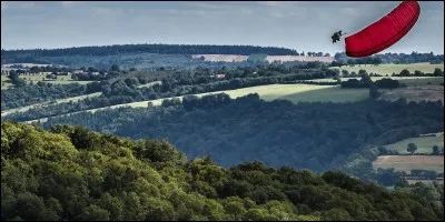 Quel est le nom attribué en raison de son relief à la partie de la Normandie à cheval entre l'Orne et le Calvados ?