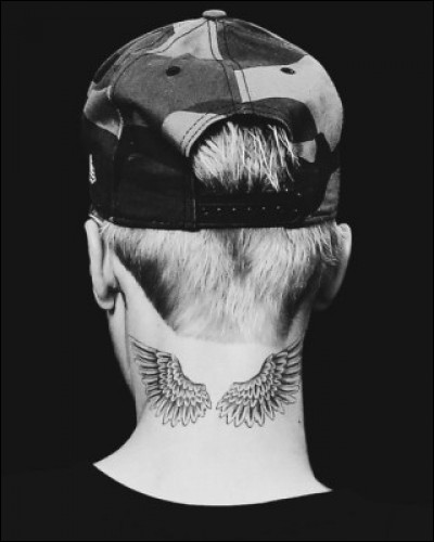 Il a un tatouage en forme d'ailes dans son cou. Que signifie-t-il ?