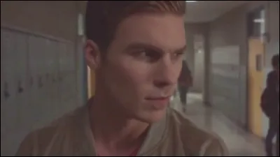 De quelle nationalité est Garett Douglas ?