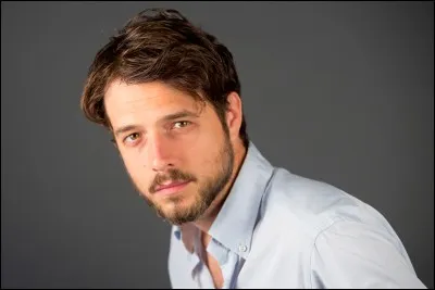 De qui joue-t-il le rôle ?