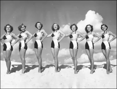 Autre temps, autre métier. Cette ligne de jeunes femmes en maillots de bain est reliée à un métier du spectacle, lequel ?