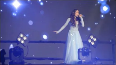 En quelles langues Tini chante-t-elle la chanson « Libérée, délivrée » tirée du film « La Reine des neiges » ?