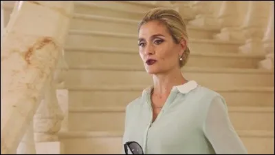 Comment s'appelle l'assistant personnel de Sharon Benson ?