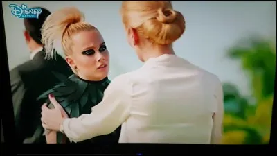 Par quel moyen de transport Sharon Benson s'enfuit-elle quand Luna découvre qui elle est vraiment ?