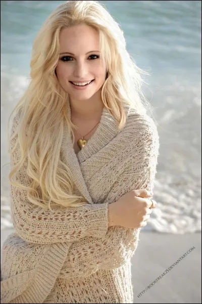 Quel est le pr&eacute;nom du personnage incarn&eacute; par Candice Accola dans la s&eacute;rie ''Vampire Diaries'' ?