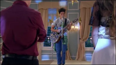 Lors de l'anniversaire d'Ambre, qu'avait chanté Simon si il y était ?