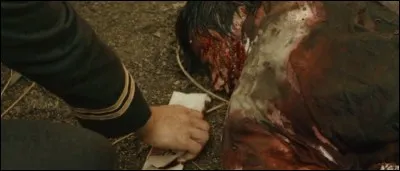 Que laisse à chaque fois l'assassin qui se fait passer pour Battōsai sur le corps de ses victimes ?