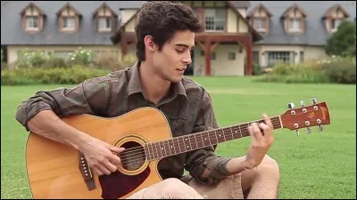 Quel professeur offre une bourse à Tomas pour qu'il puisse fréquenter le Studio 21 ?