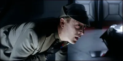 Dans l'épisode V, quel est le nom du capitaine à qui Vador prononce cette phrase : "Excuses acceptées capitaine..." ?