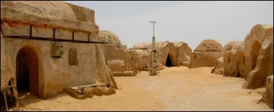 Dans l'épisode I, dans quelle ville Qui-Gon rencontre-t-il le jeune Anakin Skywalker ?