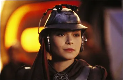 Dans l'épisode II, quel est le nom du chasseur de primes engagé par Jango Fett pour éliminer la sénatrice Amidala ?