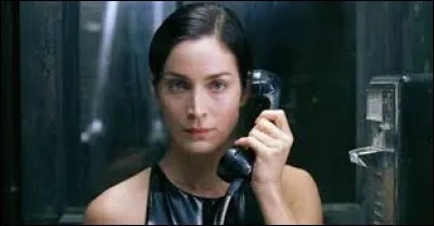 Qui est ce personnage féminin joué par Carrie-Anne Moss ?