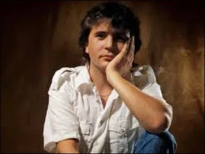 En hommage à quel artiste disparu en 1986 interprète-t-elle la chanson "Évidemment" en 1987 ?