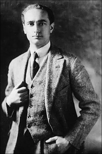 Comment s'appelle l'agent secret britannique connu pour son art du déguisement et qui devint Chevalier commandeur de l'ordre de l'Empire britannique ?