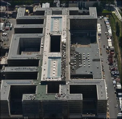 Maintenant, dites-moi lequel de ces services secrets de différents pays ne fait pas spécialement partie des plus efficaces ?