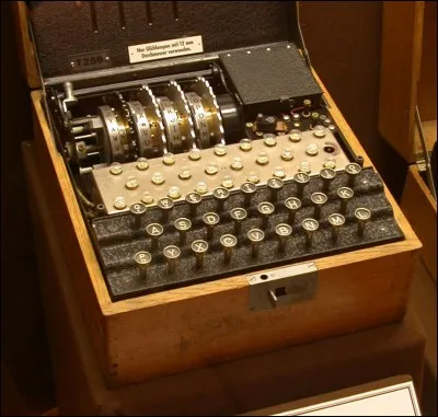 Avant la Seconde Guerre mondiale, les Allemands mettent au point un système de codage très ingénieux, Enigma.
Mais, des agents secrets britanniques dérobent les plans d'Enigma, ce qui permit de construire des copies de celle-ci, accélérant le décodage. En quelle année dérobèrent-ils ces plans ?
