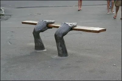 Ce banc étonnant, qui semble fragile, est situé à Kiev. Dans quel pays se trouve-t-on ?