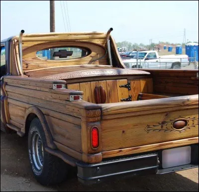 Voici un véhicule pour le moins étonnant, car il est recouvert de... bois. Quelle(s) qualité(s) minimale(s) espère-t-on pour ce bois ?