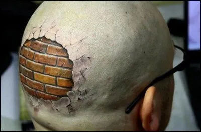 Voici encore un tatouage incroyable, du type 3D. Le motif choisi fait penser au décor d'un film à succès, une sorte de porte d'entrée vers le shopping. Quel est ce film ?