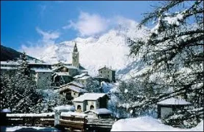 Je vous propose de partir en Auvergne-Rhône-Alpes, à Lanslevillard. Commune de Haute-Maurienne, au pied du col du Mont Cenis, elle se trouve dans le département ...