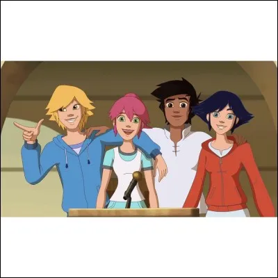 Comment s'appelle le garçon tout à droite ?