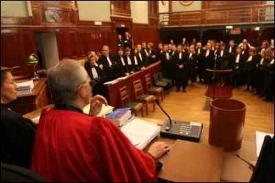 Combien y a-t-il de groupes de personnes dans un tribunal, pendant un procès ?
