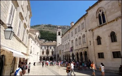 Cette fois-ci, je vous montrerai l'intérieur d'une ville.
Devinez laquelle.