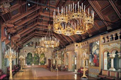 C'est l'intérieur d'un château / palais.
Mais lequel ?