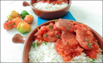 Comment appelle-t-on le plat &agrave; base de saucisses et de tomates ?