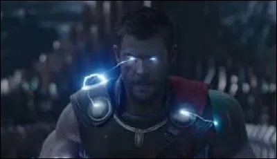 Dans "Thor Ragnarok" qui prévient Thor de la situation à Asgard ?
