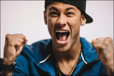 De quelle nationalité est-il ?