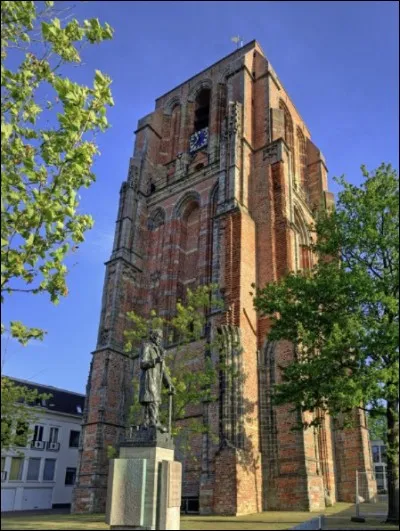 Dans quelle ville se trouve le campanile de Oldehove ?