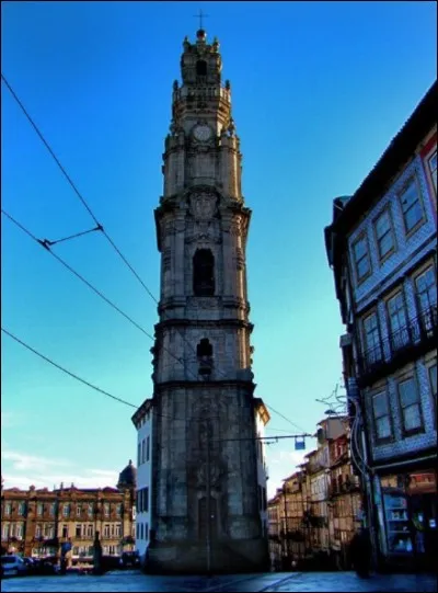 Dans quelle ville se trouve le campanile Clérigos ?