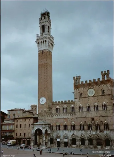 Dans quelle ville se trouve le campanile del Mangia ?