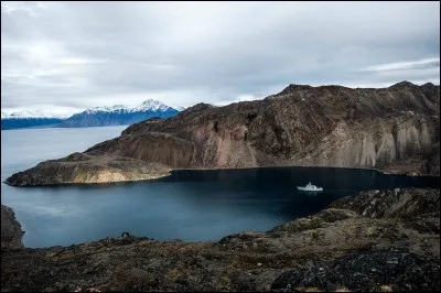 Avec quel territoire fédéral canadien le Québec partage-t-il une frontière maritime ?