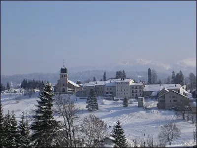 Station de ski familiale par excellence, Les Rousses offrent un domaine skiable s'étendant de 1 120 à 1 680 mètres d'altitude dans le massif...