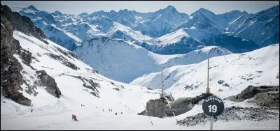 À une heure de Grenoble, l'Alpe d'Huez vous offre la piste de Sarenne, une piste noire longue de 16 km, qui figure parmi les plus longues d'Europe.