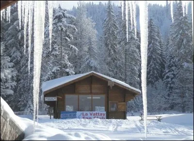 Découvrez le ski nordique sur les pistes de La Vattay, station de ski de fond rattachée à la commune de Divonne-les-Bains, dans le pays de Gex. Dans quel département est située cette station ?