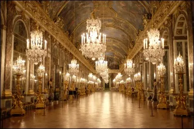 Qui a initié la peinture du plafond de cette célèbre Galerie Versaillaise ?