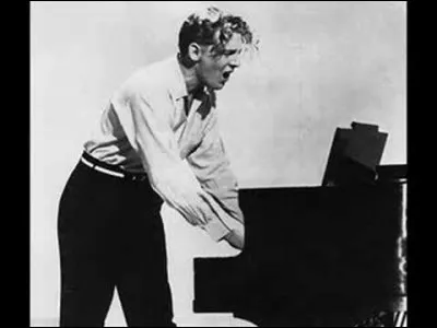 France Gall chante "il jouait du piano debout" : à quel chanteur-pianiste américain, pionnier du rock 'n' roll, la chanson rend-elle hommage ?