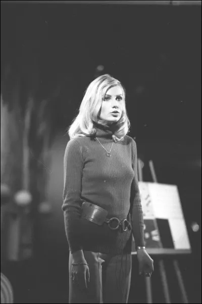 " Dans les rues d'autrefois "Yesterday" ne s'oublie pas...
Liverpool c'est fini Une chanson d'amour me dit "Love, love". L'Angleterre aimait tant Quatre garçons dans le vent. 
Quelque part dans le ciel un ange a écrit "Adieu Lennon" : qui chante cet "Adieu Lennon" ?