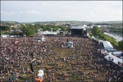 " Wight is Wight Dylan is Dylan Wight is Wight Viva Donovan
C'est comme un soleil Dans le gris du ciel..." : qui évoque ainsi Dylan et Donovan ?