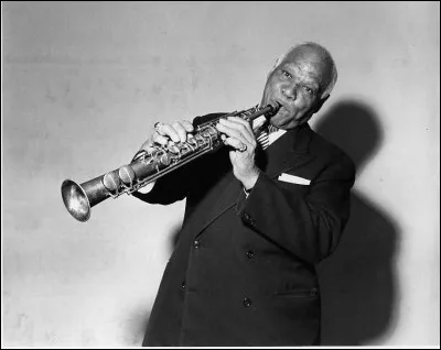 " Vieux Sidney vieux Sidney En refaisant ta chanson
Vieux Sidney vieux Sidney Je sais qu' c'est pas mes oignons..." : quel chanteur français a ainsi rendu hommage à Sydney Bechet ?
