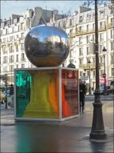 La "Quatrième Pomme" est une uvre du plasticien français Franck Scurti. Dans quel arrondissement de Paris se trouve-t-elle ?