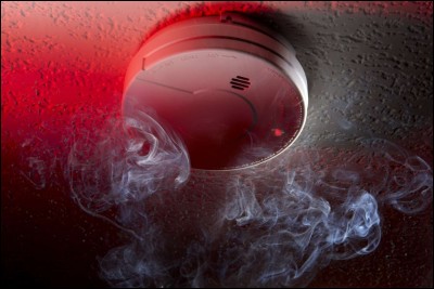 L'alarme d'un détecteur de fumée émet un signal...