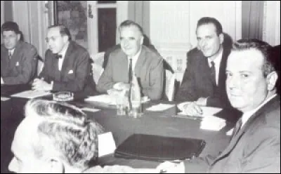 Ces accords, négociés par les représentants du gouvernement Pompidou, les syndicats et le patronat ont été signés le 27 mai 1968, aboutissent essentiellement à une augmentation de 10 % en moyenne des salaires réels. Quels sont ces accords ?